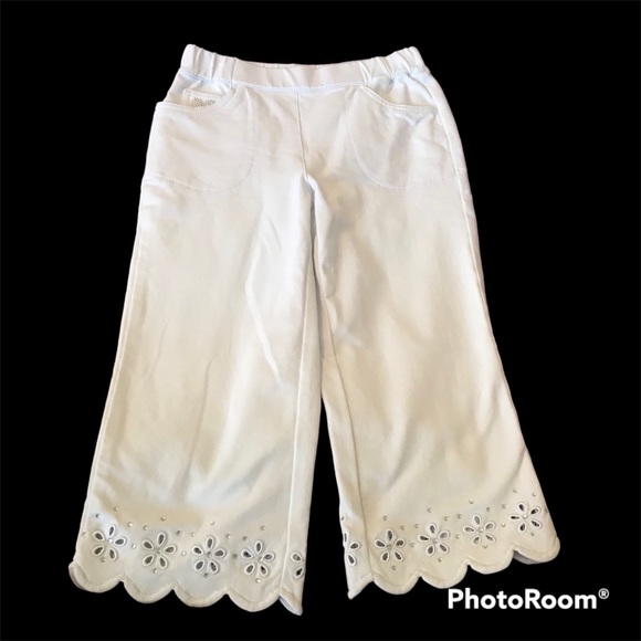 🆕NWOT Quacker Factory White Capri Pants with Scallop Hem & Floral Cut Outs - Picture 1 of 6